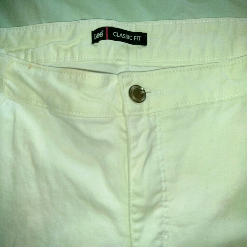 Lee Classic Fit..22" Wide 44" Waist